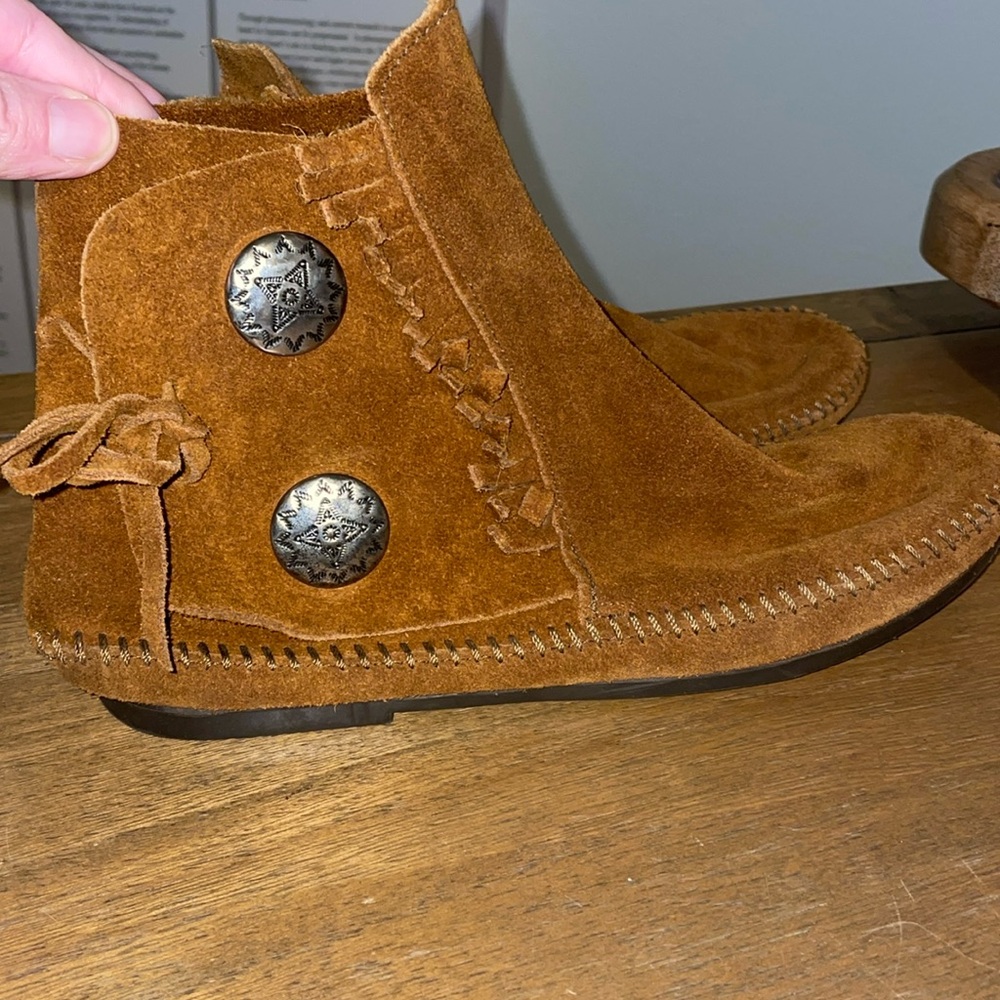Minnetonka Hardsole Two Button Bootie New Without… - image 1